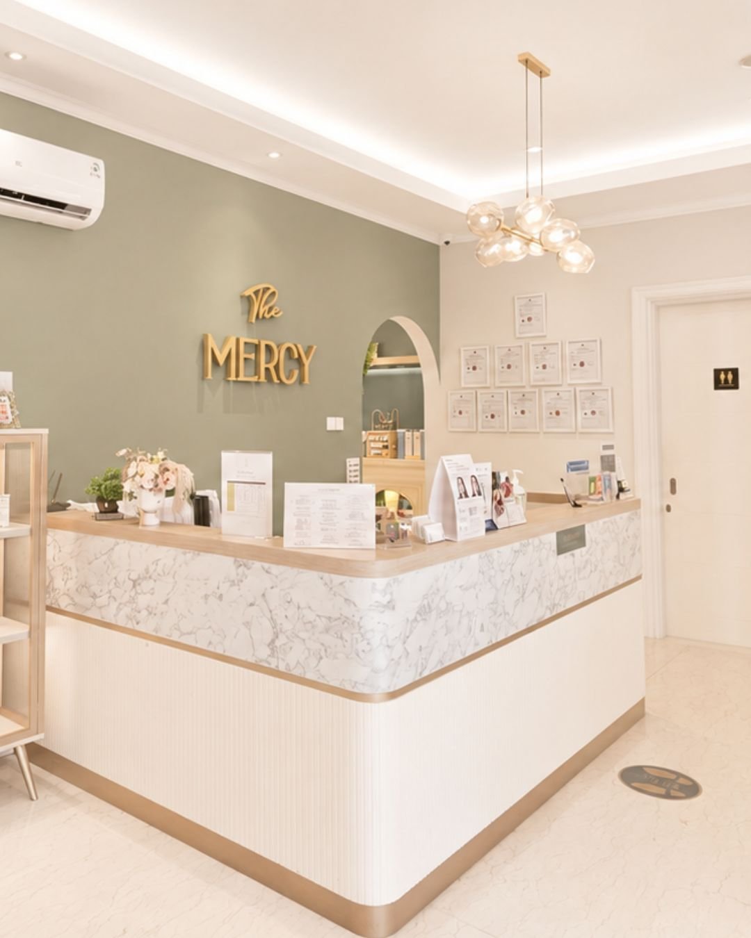 Area resepsionis The Mercy Clinic, klinik kecantikan di Cikini, Menteng, Jakarta Pusat
