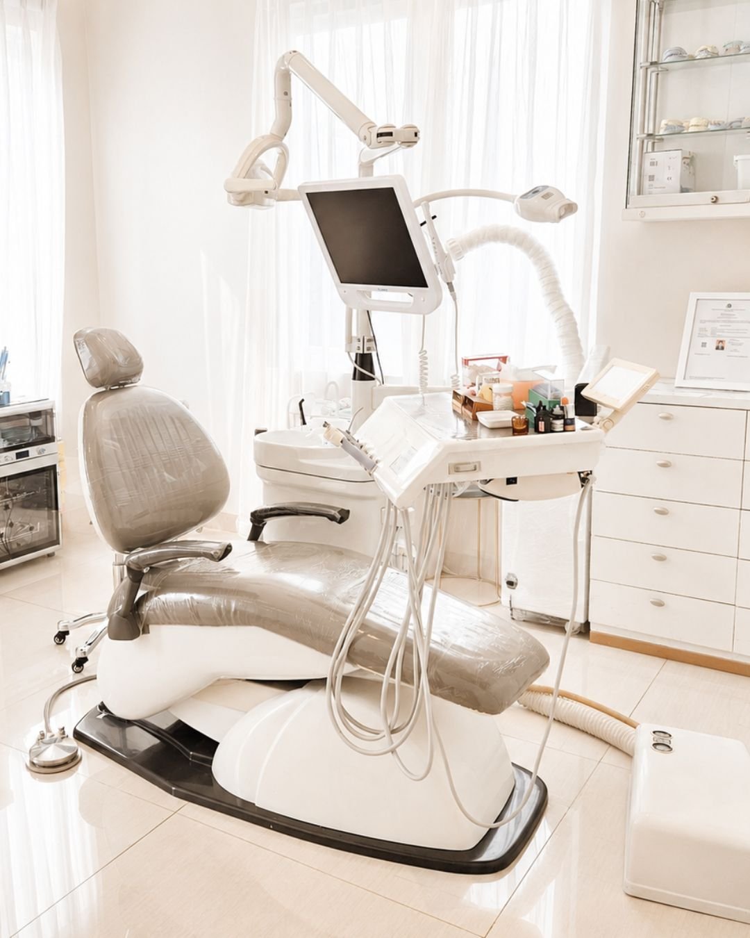 Ruang perawatan dental aesthetic dengan dental unit modern di The Mercy Clinic