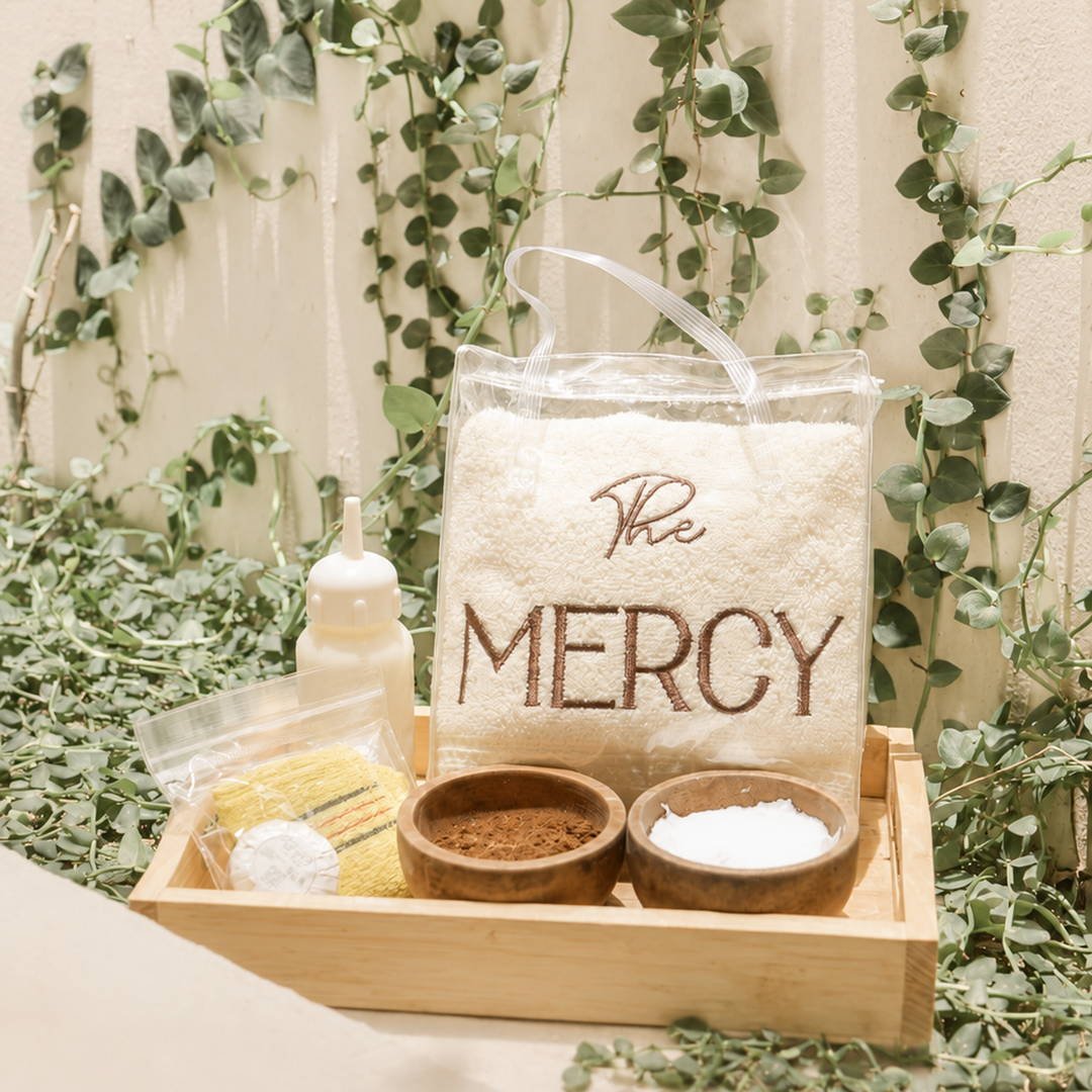 Spa toolkit The Mercy Clinic berisi diamond scrub towel dan perlengkapan sesi Korean Spa